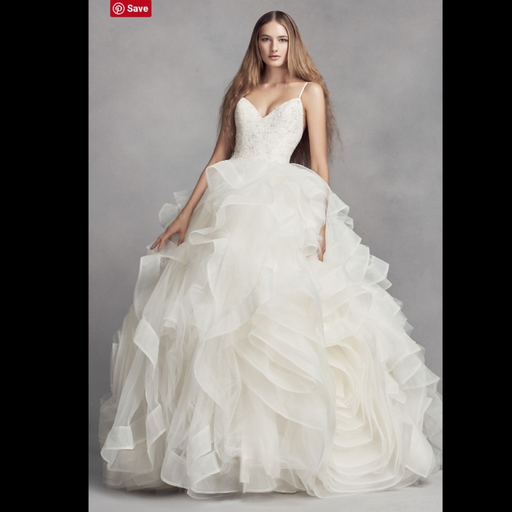 CLEARANCE! White VERA WANG Organza Rosette Wedding Dress 4